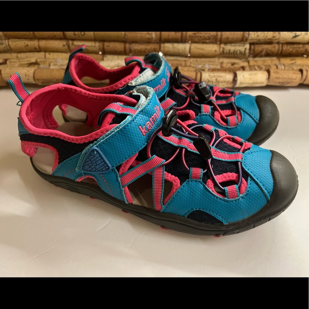 Kamik girl close toe sandal size 4
